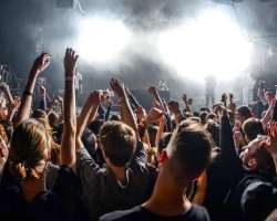 You can also enjoy watching live performances at the best theatres in the city located in this street.